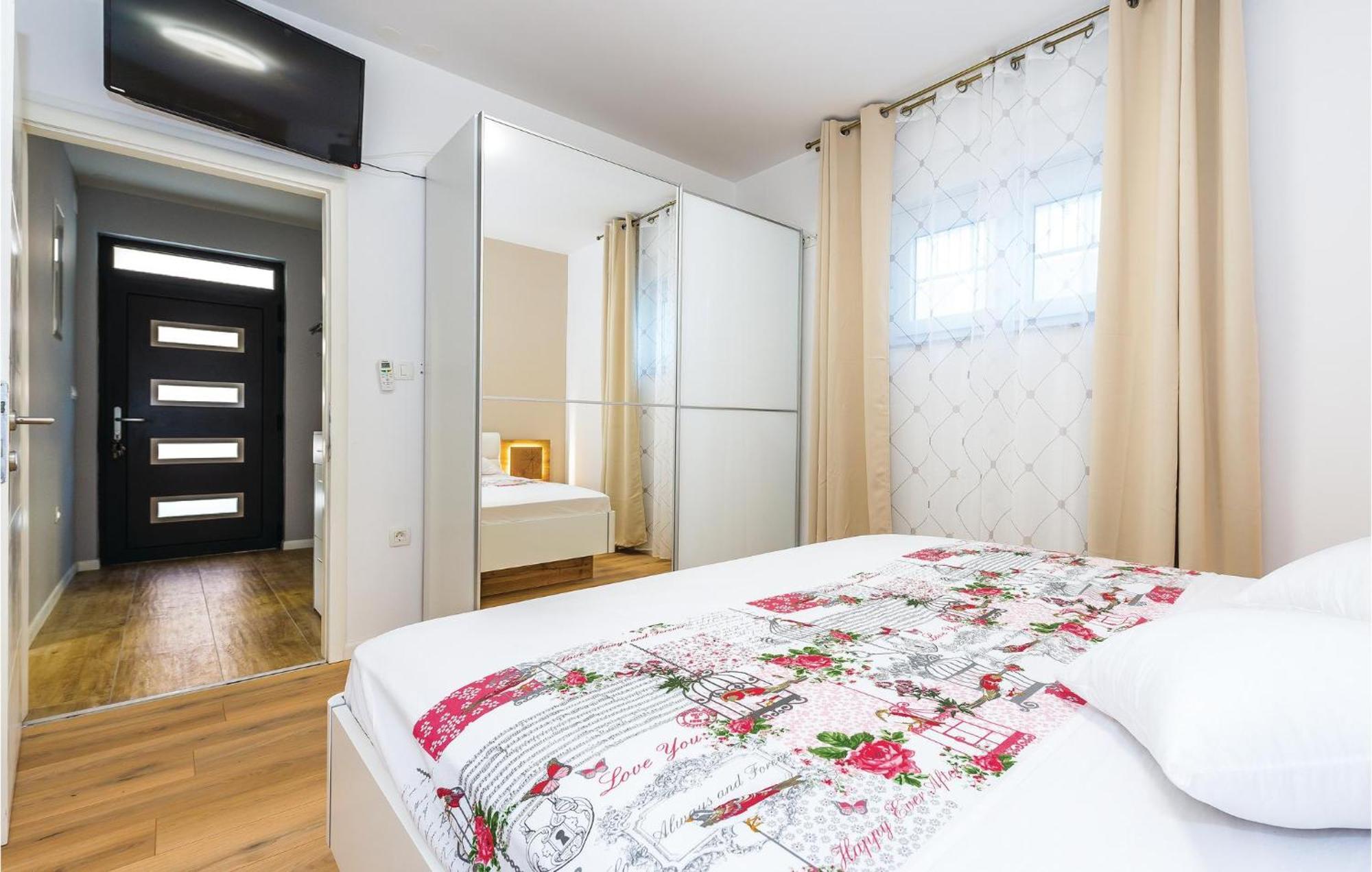 Beautiful Home In Sibenik With Kitchen Eksteriør bilde